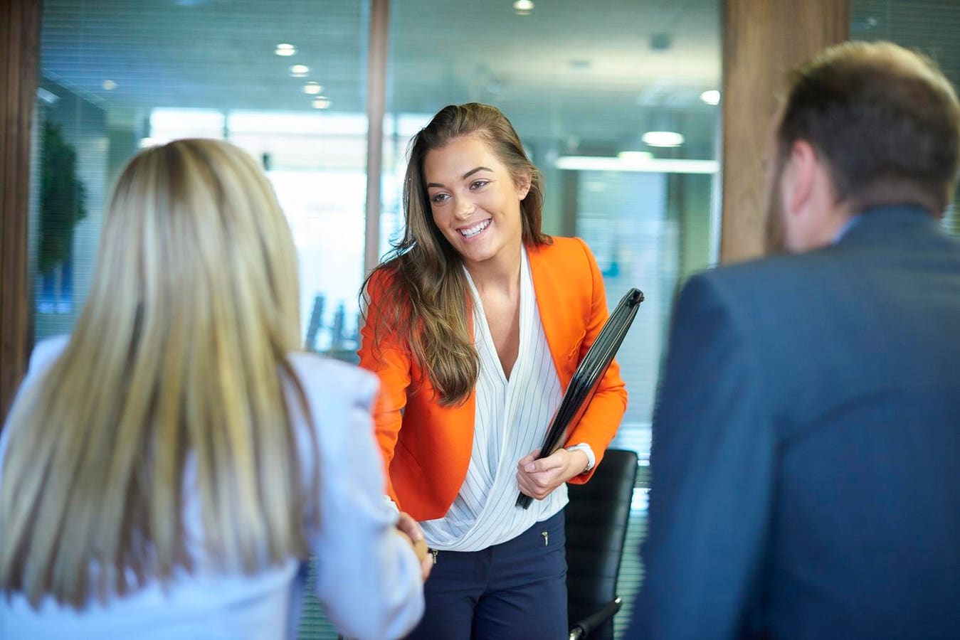 AI Hiring in a Slow Job Market: Essential Strategies for Job Seekers and Addressing the Gender Gap